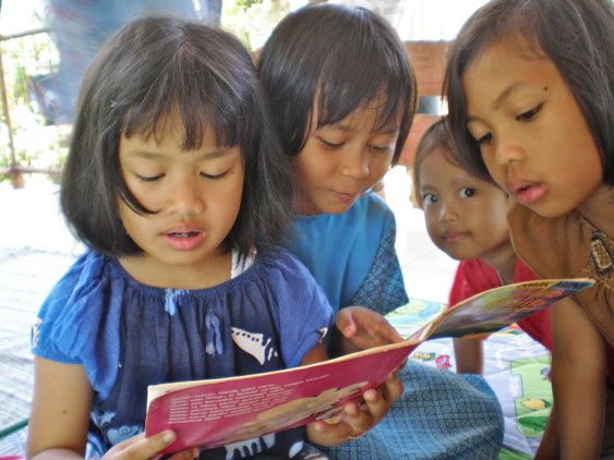 Children reading at the Taman Bacaan in
Arjasari